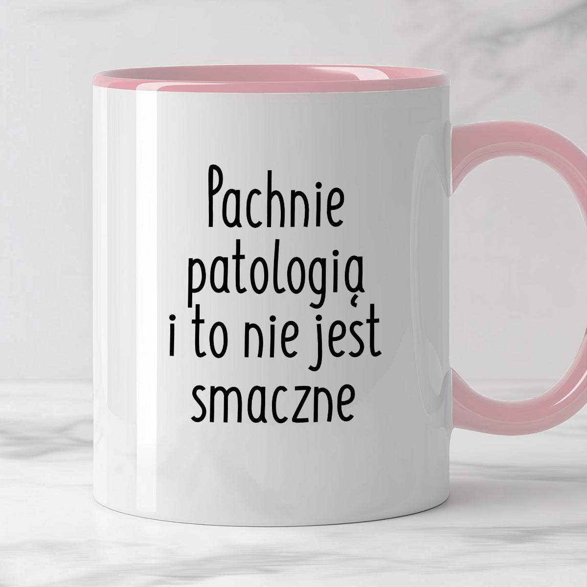 Kubek z nadrukiem "Pachnie patologią i to nie jest smaczne"