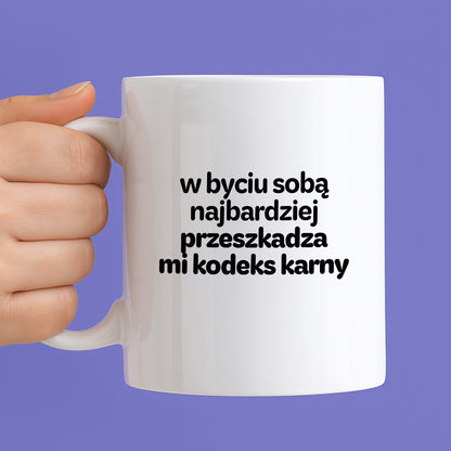 Kubek z nadrukiem - "w byciu sobą najbardziej przeszkadza mi kodeks karny"