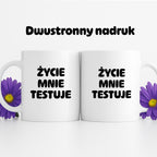 Kubek z nadrukiem - "Życie mnie testuje"