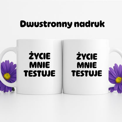 Kubek z nadrukiem - "Życie mnie testuje"
