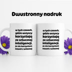 Kubek z nadrukiem "w tych czasach, gdzie wszyscy korzystają ze sztucznej inteligencji, ja nie korzystam nawet z własnej"