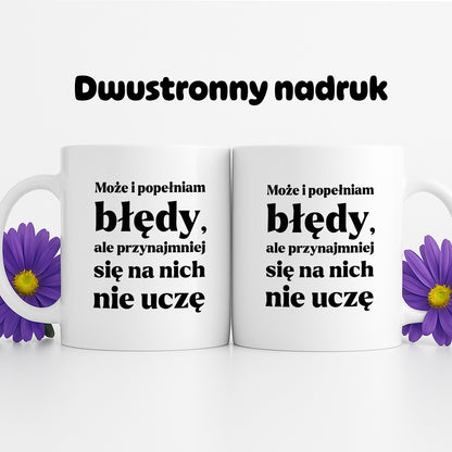 Kubek z nadrukiem - "Może i popełniam błędy, ale przynajmniej się na nich nie uczę"