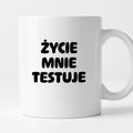 Kubek z nadrukiem - "Życie mnie testuje"