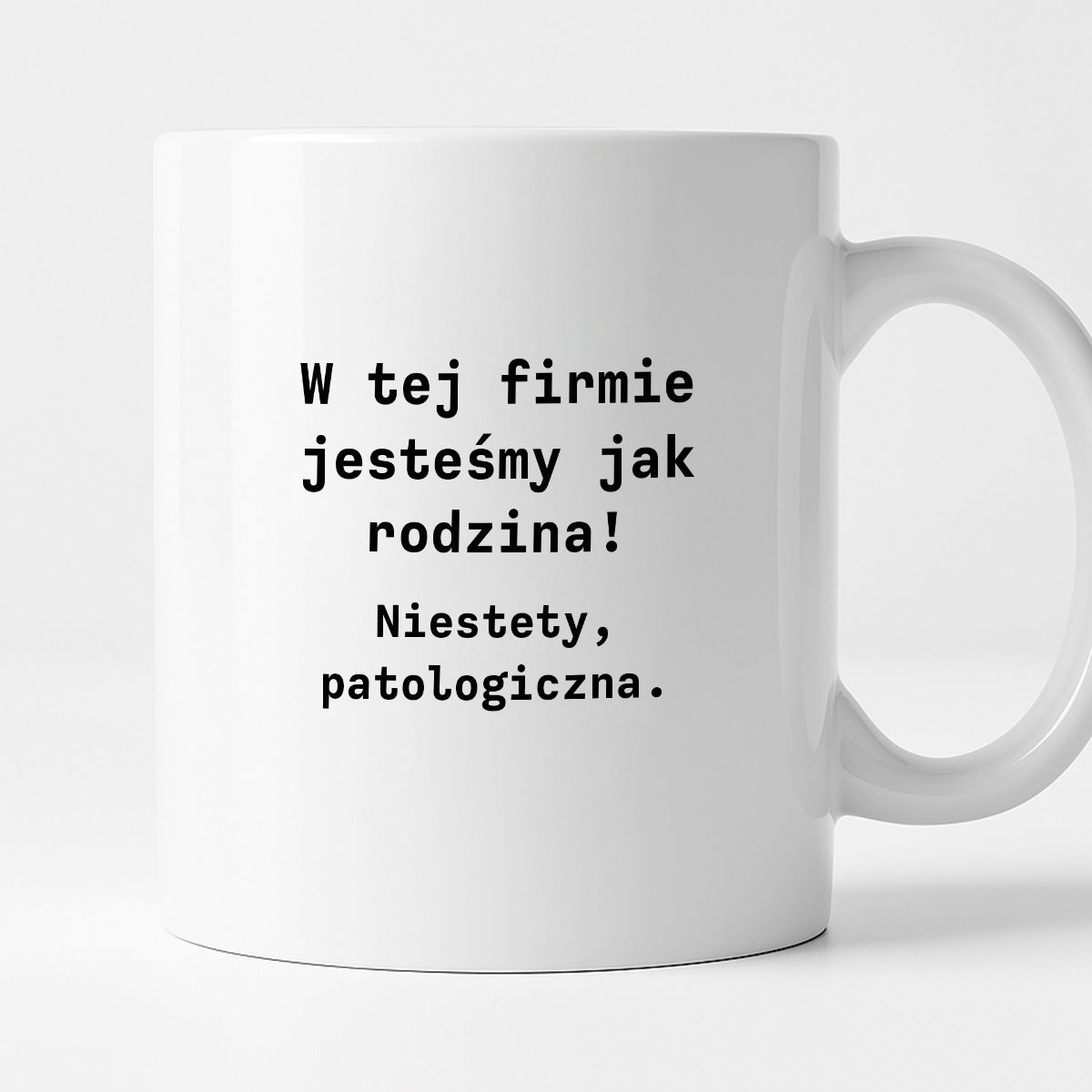 Kubek z nadrukiem "W tej firmie jestesmy jak rodzina! Niestety, patologiczna."