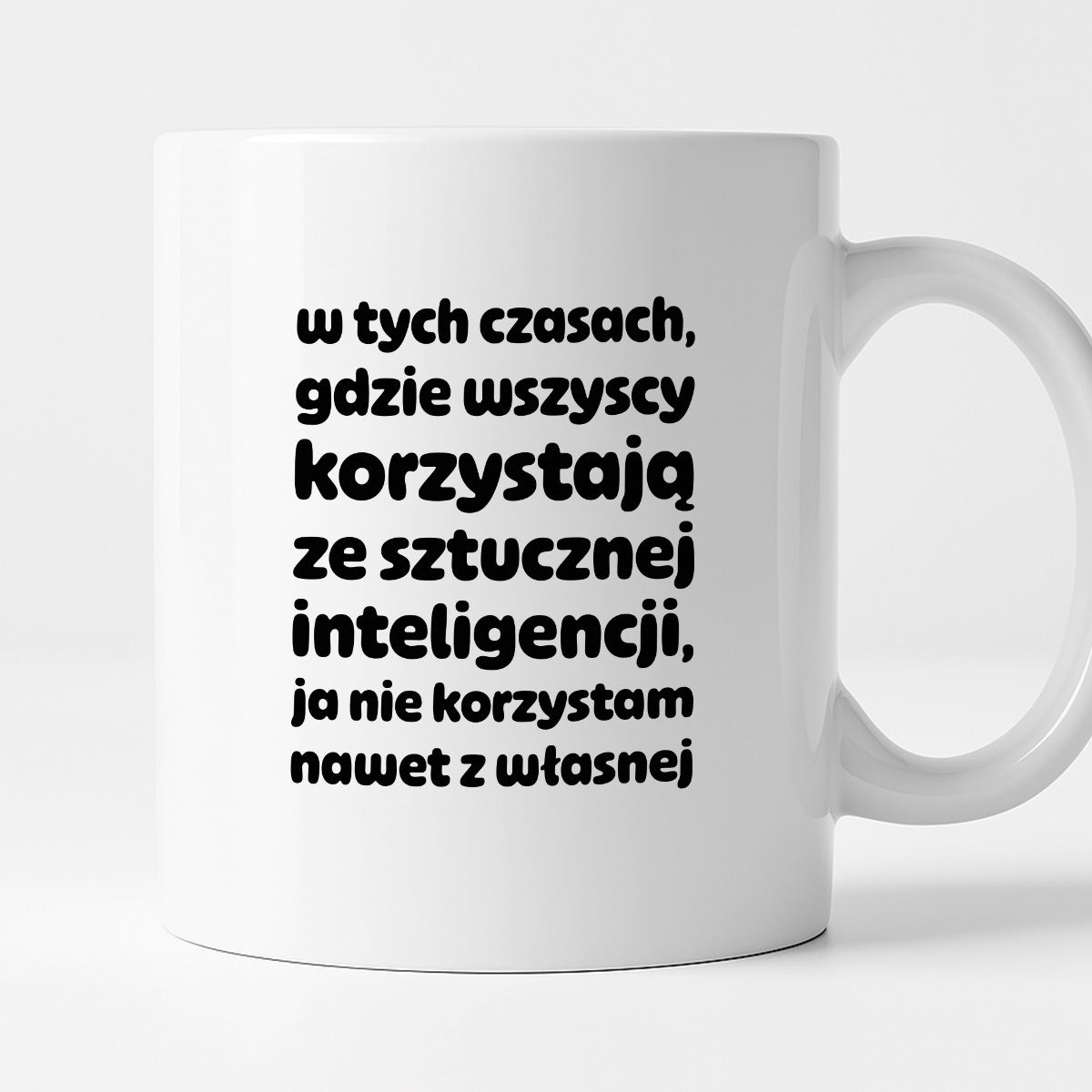 Kubek z nadrukiem "w tych czasach, gdzie wszyscy korzystają ze sztucznej inteligencji, ja nie korzystam nawet z własnej"