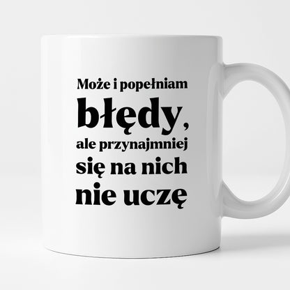 Kubek z nadrukiem - "Może i popełniam błędy, ale przynajmniej się na nich nie uczę"