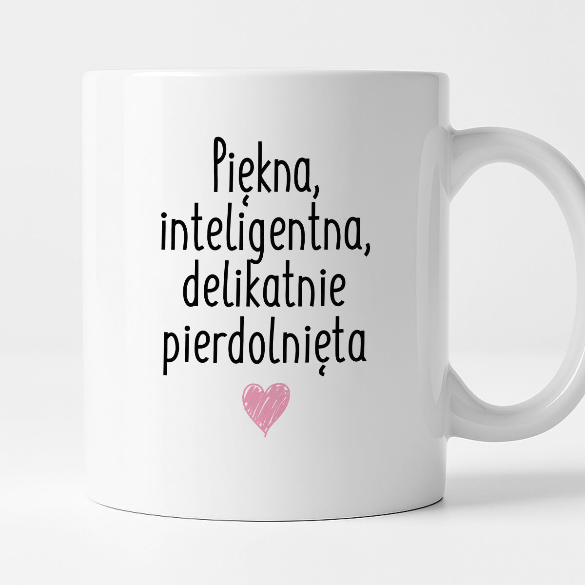 Kubek z nadrukiem "Piękna, inteligenta, delikatnie pierdolnięta"