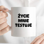 Kubek z nadrukiem - "Życie mnie testuje"