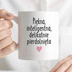 Kubek z nadrukiem "Piękna, inteligenta, delikatnie pierdolnięta"