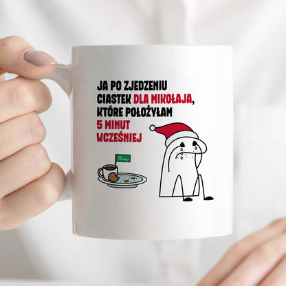 Kubek świąteczny mem "Ja po zjedzeniu ciastek dla Mikołaja, które położyłam 5 minut wcześniej"