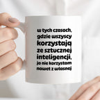 Kubek z nadrukiem "w tych czasach, gdzie wszyscy korzystają ze sztucznej inteligencji, ja nie korzystam nawet z własnej"