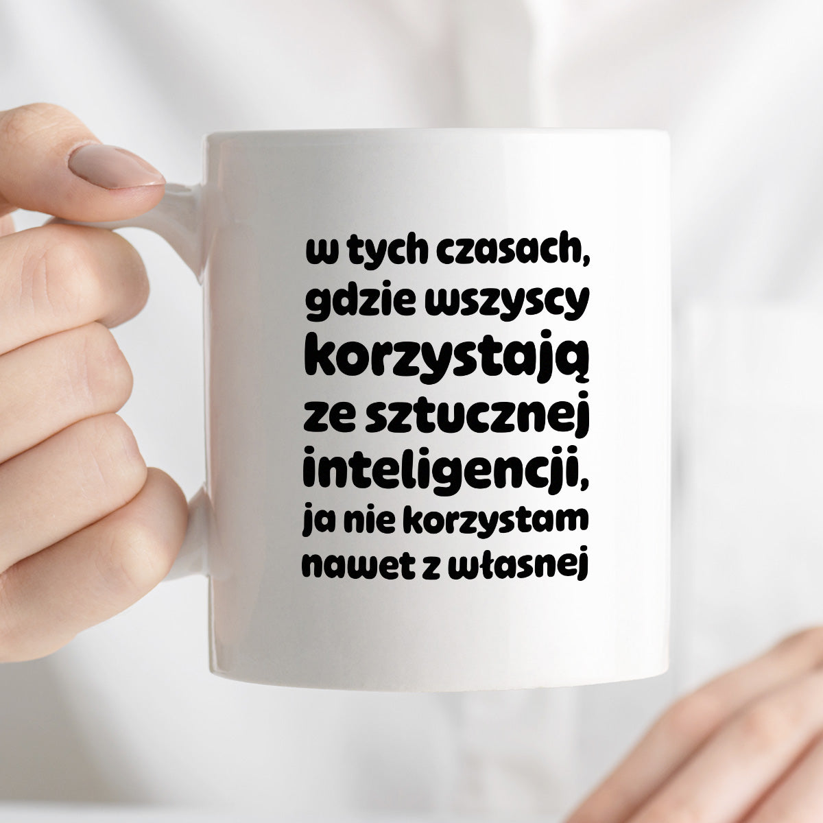 Kubek z nadrukiem "w tych czasach, gdzie wszyscy korzystają ze sztucznej inteligencji, ja nie korzystam nawet z własnej"