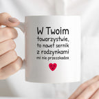 Kubek z nadrukiem - "W Twoim towarzystwie, to nawet sernik z rodzynkami mi nie przeszkadza"