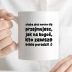 Kubek z nadrukiem "chyba zbyt mocno się przejmujesz, jak na kogoś, kto zawsze sobie poradził :)"