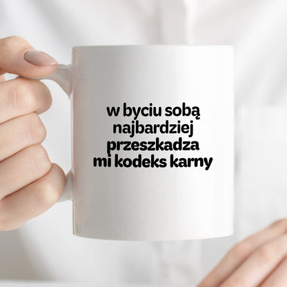 Kubek z nadrukiem - "w byciu sobą najbardziej przeszkadza mi kodeks karny"
