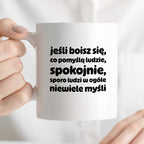 Kubek z nadrukiem "jeśli boisz się, co pomyślą ludzie, spokojnie, sporo ludzi w ogóle niewiele myśli"