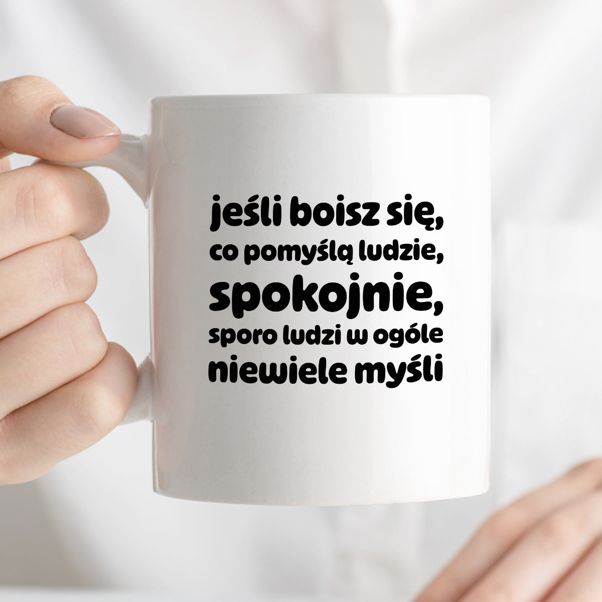 Kubek z nadrukiem "jeśli boisz się, co pomyślą ludzie, spokojnie, sporo ludzi w ogóle niewiele myśli"