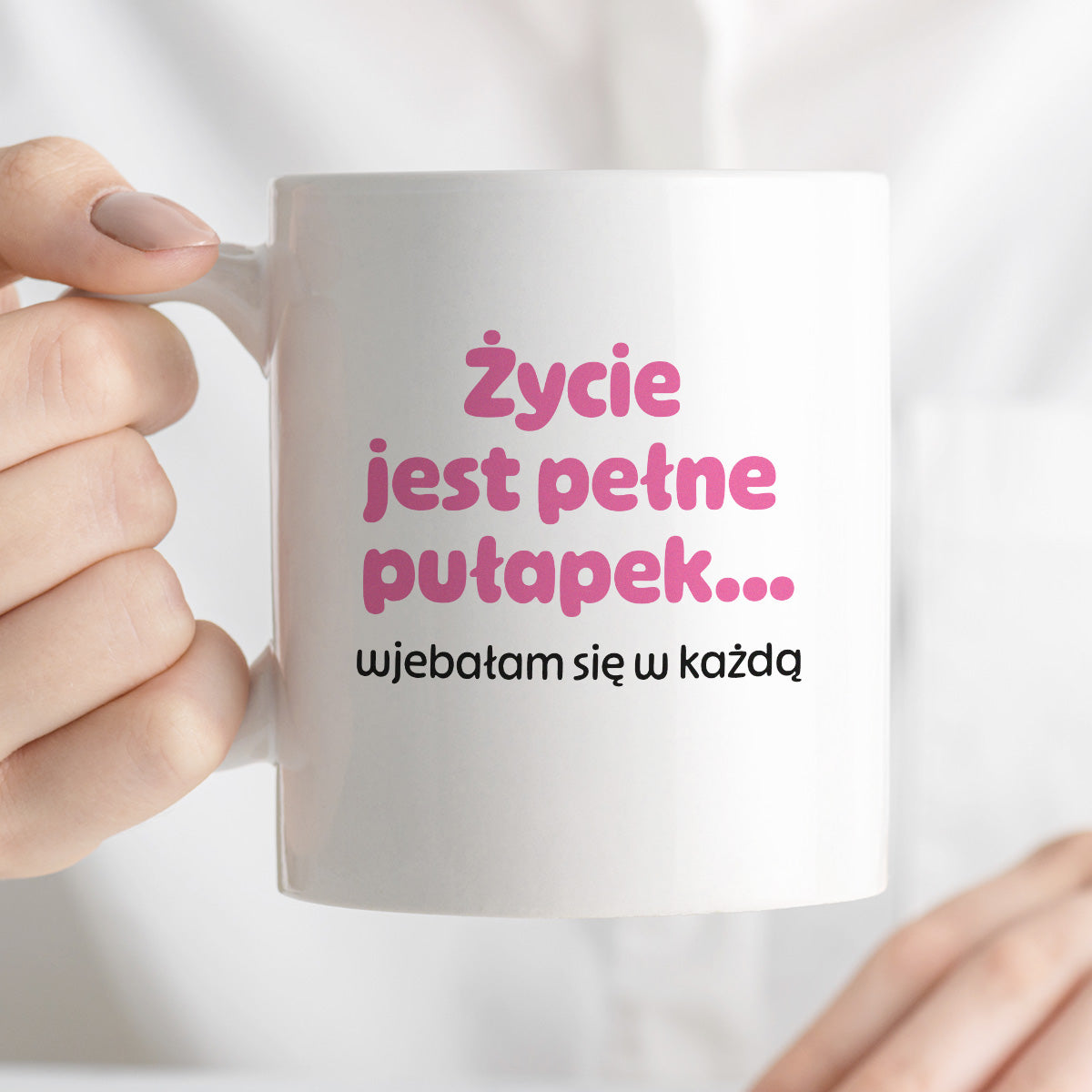 Kubek z nadrukiem - "Życie jest pełne pułapek - wjebałam się w każdą" - RÓŻ