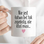 Kubek z nadrukiem "Nie jest łatwo być tak zajebistą, ale ktoś musi" FB