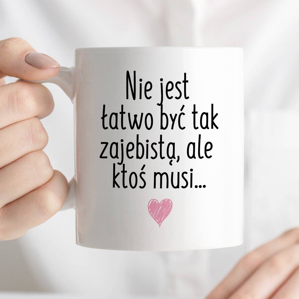 Kubek z nadrukiem "Nie jest łatwo być tak zajebistą, ale ktoś musi" FB
