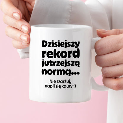 Kubek z nadrukiem "Dzisiejszy rekord jutrzejszą normą..."