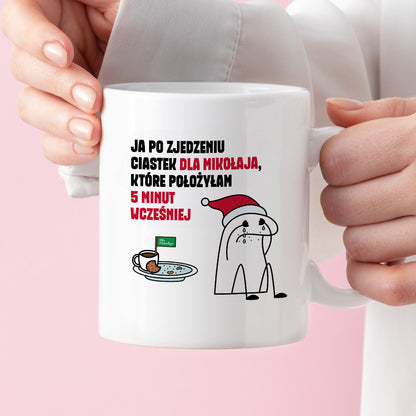Kubek świąteczny mem "Ja po zjedzeniu ciastek dla Mikołaja, które położyłam 5 minut wcześniej"