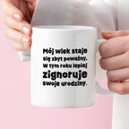 Kubek z nadrukiem "mój wiek staje się zbyt poważny. W tym roku lepiej zignoruje swoje urodziny."