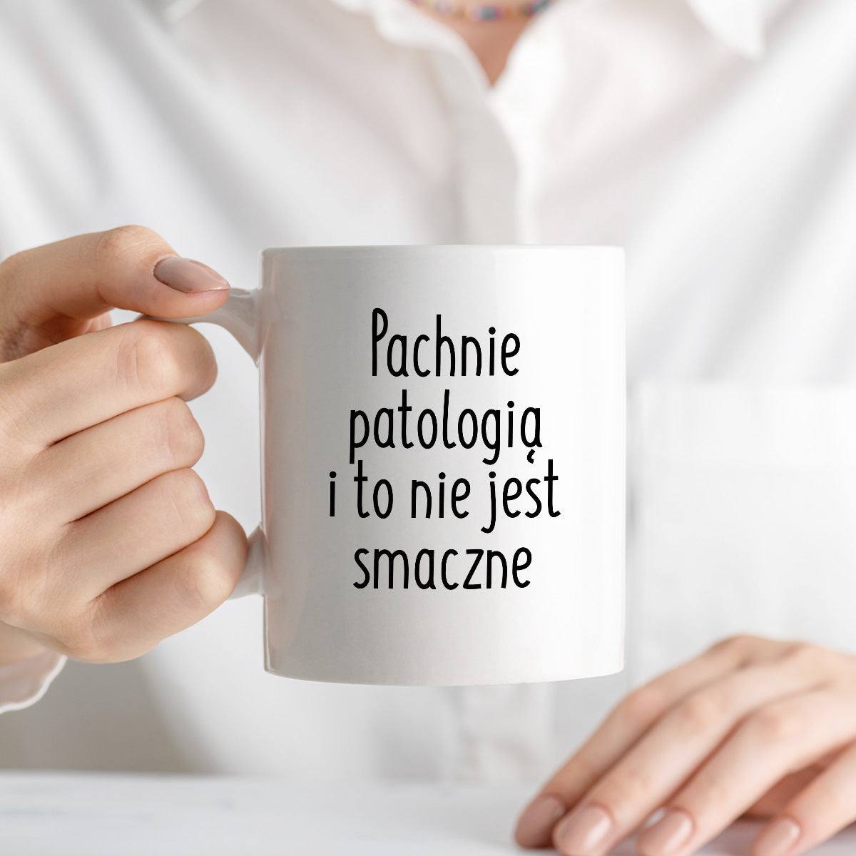 Kubek z nadrukiem "Pachnie patologią i to nie jest smaczne" FB