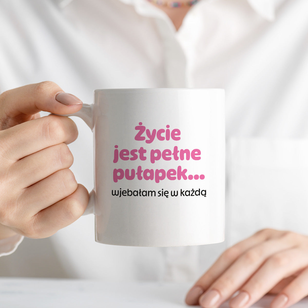 Kubek z nadrukiem - "Życie jest pełne pułapek - wjebałam się w każdą" - RÓŻ