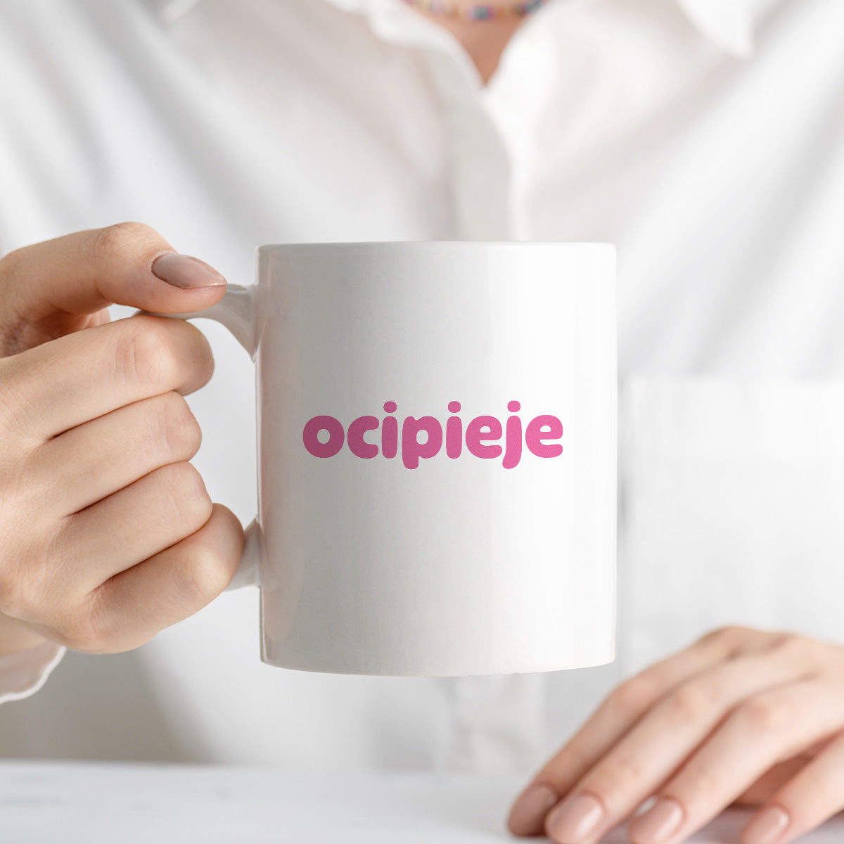 Kubek z nadrukiem "ocipieje"