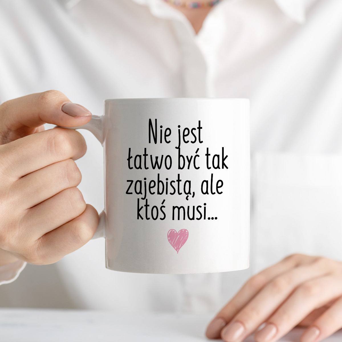 Kubek z nadrukiem "Nie jest łatwo być tak zajebistą, ale ktoś musi" FB