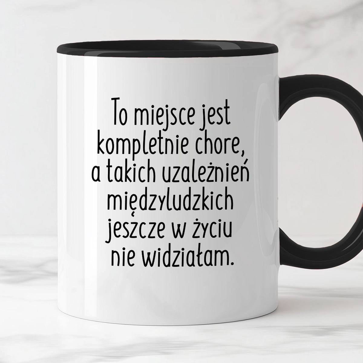 Kubek z nadrukiem "To miejsce jest kompletnie chore, a takich uzależnień międzyludzkich jeszcze w życiu nie widziałam"