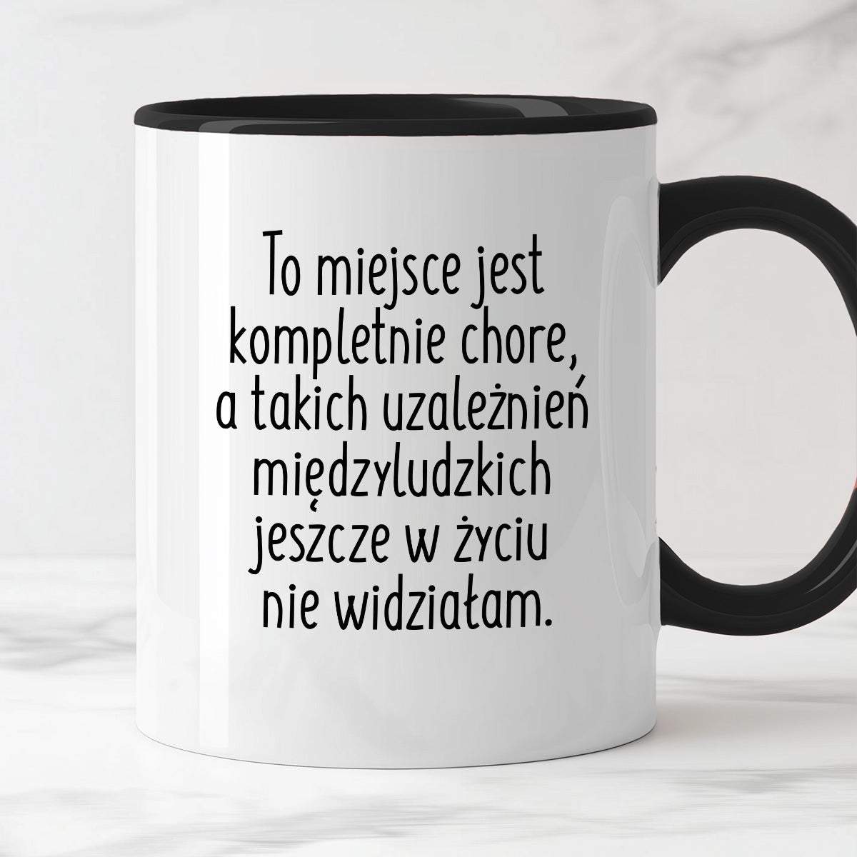 Kubek z nadrukiem "To miejsce jest kompletnie chore, a takich uzależni