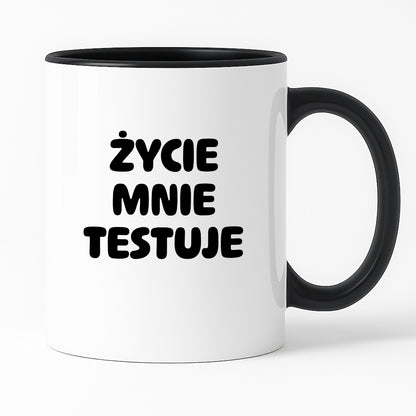 Kubek z nadrukiem - "Życie mnie testuje"