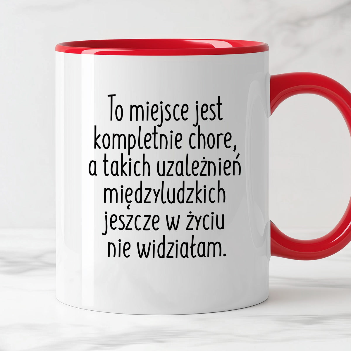 Kubek z nadrukiem "To miejsce jest kompletnie chore, a takich uzależnień międzyludzkich jeszcze w życiu nie widziałam"