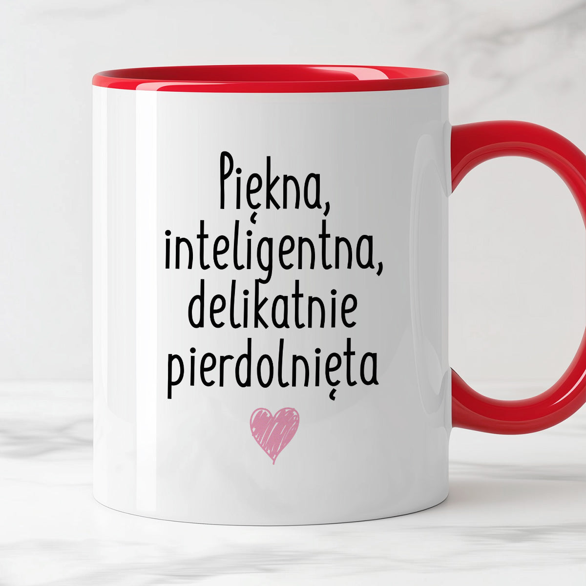 Kubek z nadrukiem "Piękna, inteligenta, delikatnie pierdolnięta"