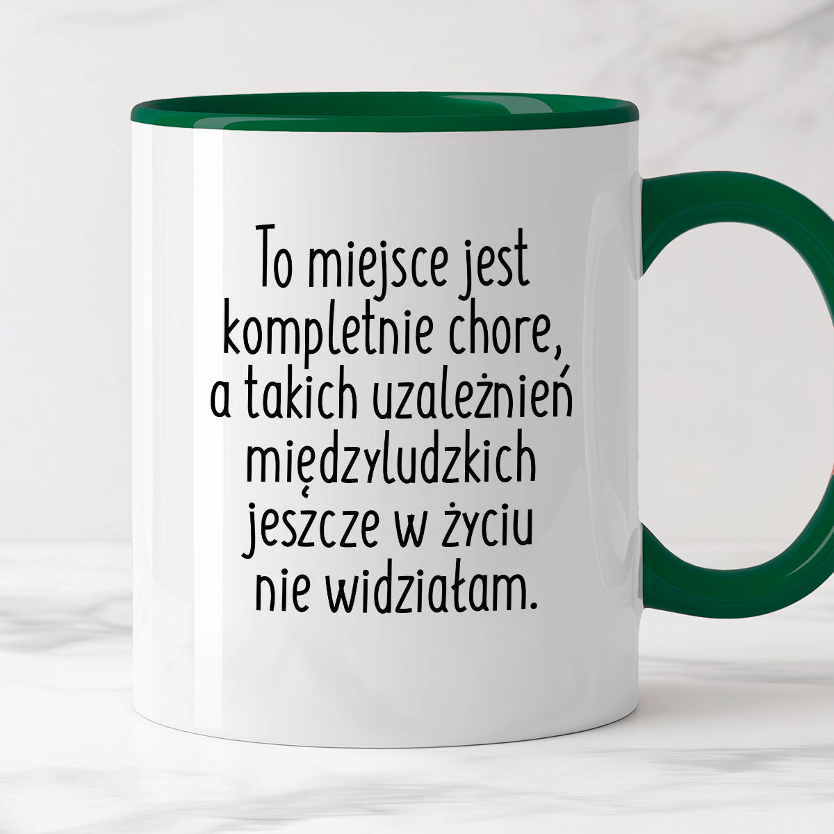 Kubek z nadrukiem "To miejsce jest kompletnie chore, a takich uzależnień międzyludzkich jeszcze w życiu nie widziałam"