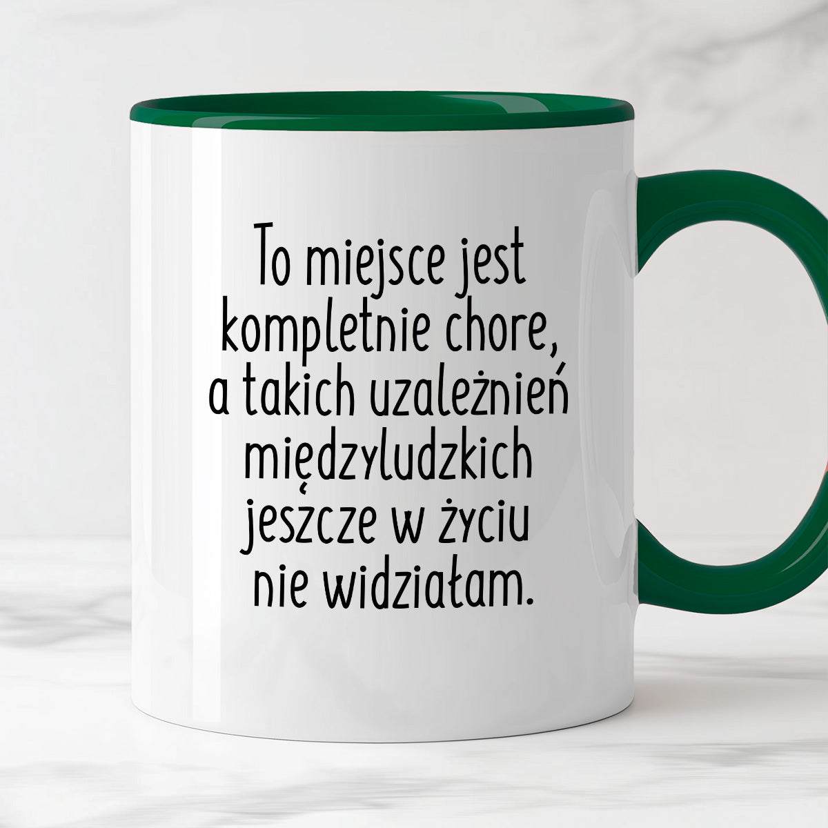 Kubek z nadrukiem "To miejsce jest kompletnie chore, a takich uzależni