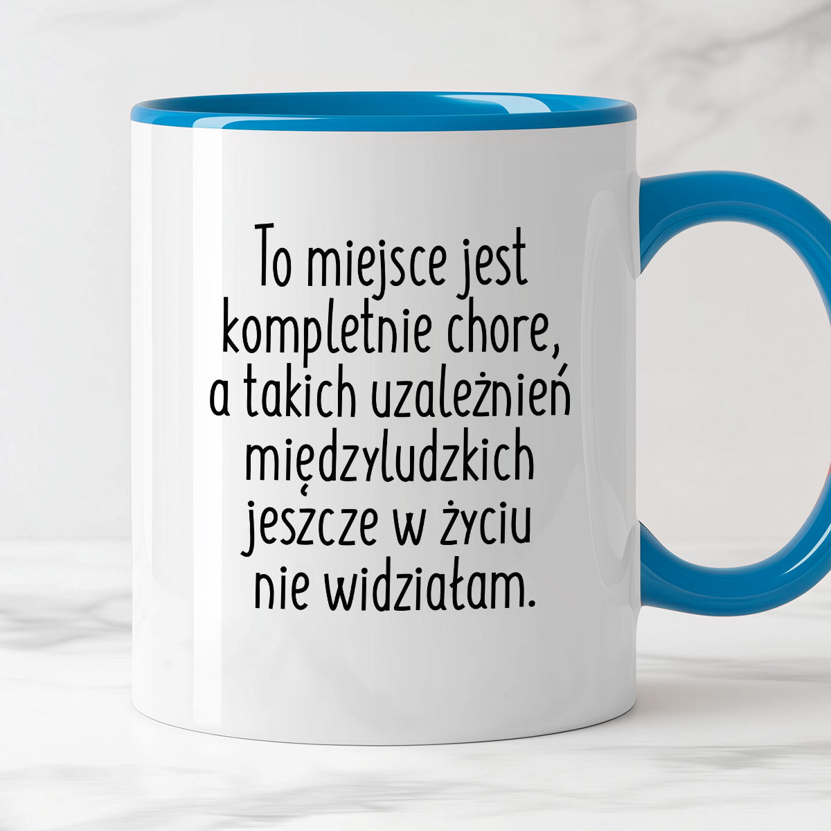 Kubek z nadrukiem "To miejsce jest kompletnie chore, a takich uzależnień międzyludzkich jeszcze w życiu nie widziałam"