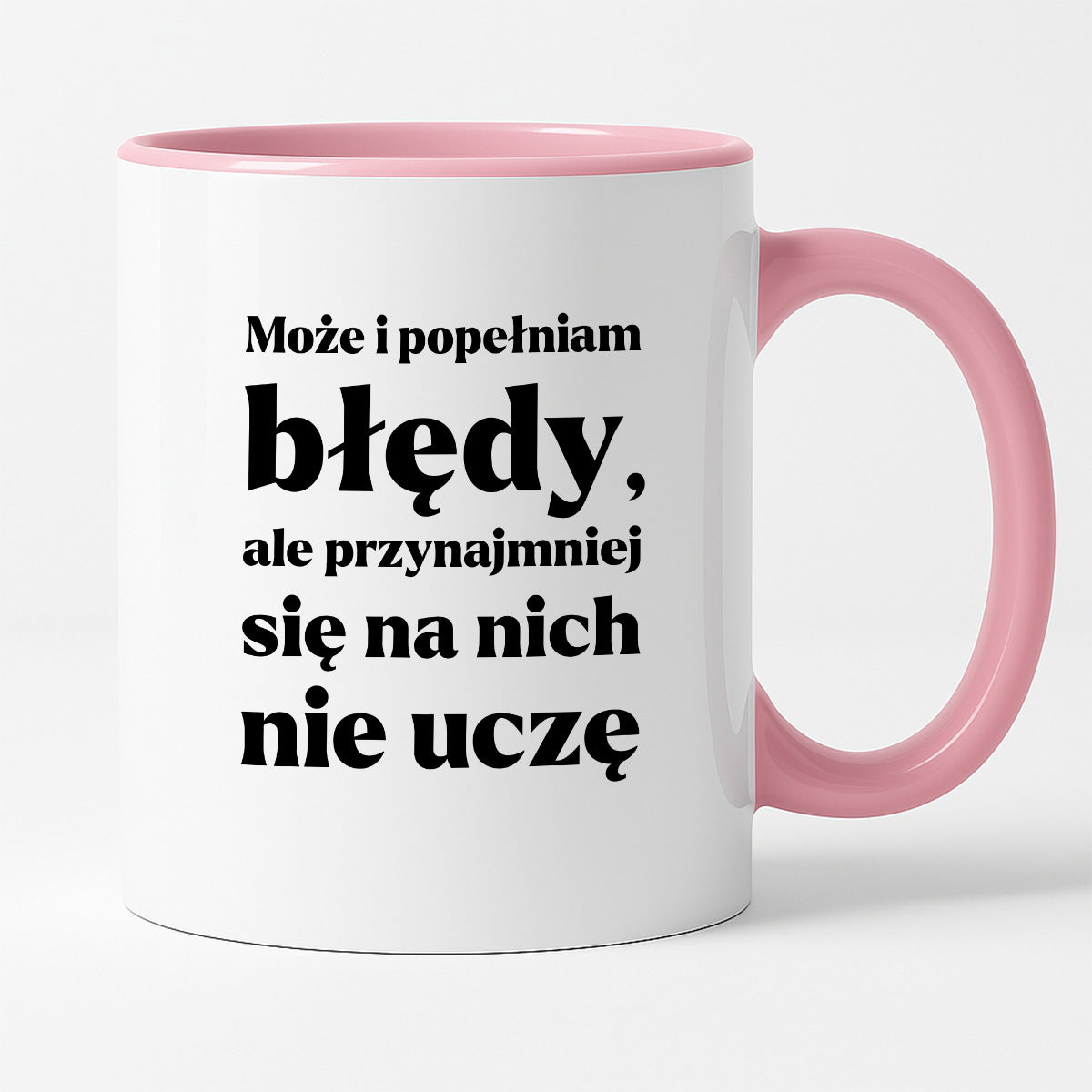 Kubek z nadrukiem - "Może i popełniam błędy, ale przynajmniej się na nich nie uczę"