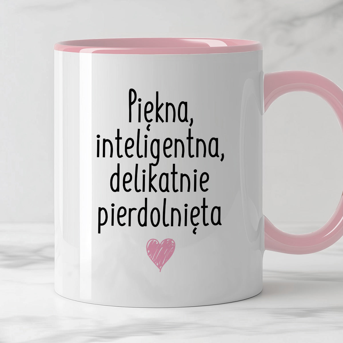 Kubek z nadrukiem "Piękna, inteligenta, delikatnie pierdolnięta"