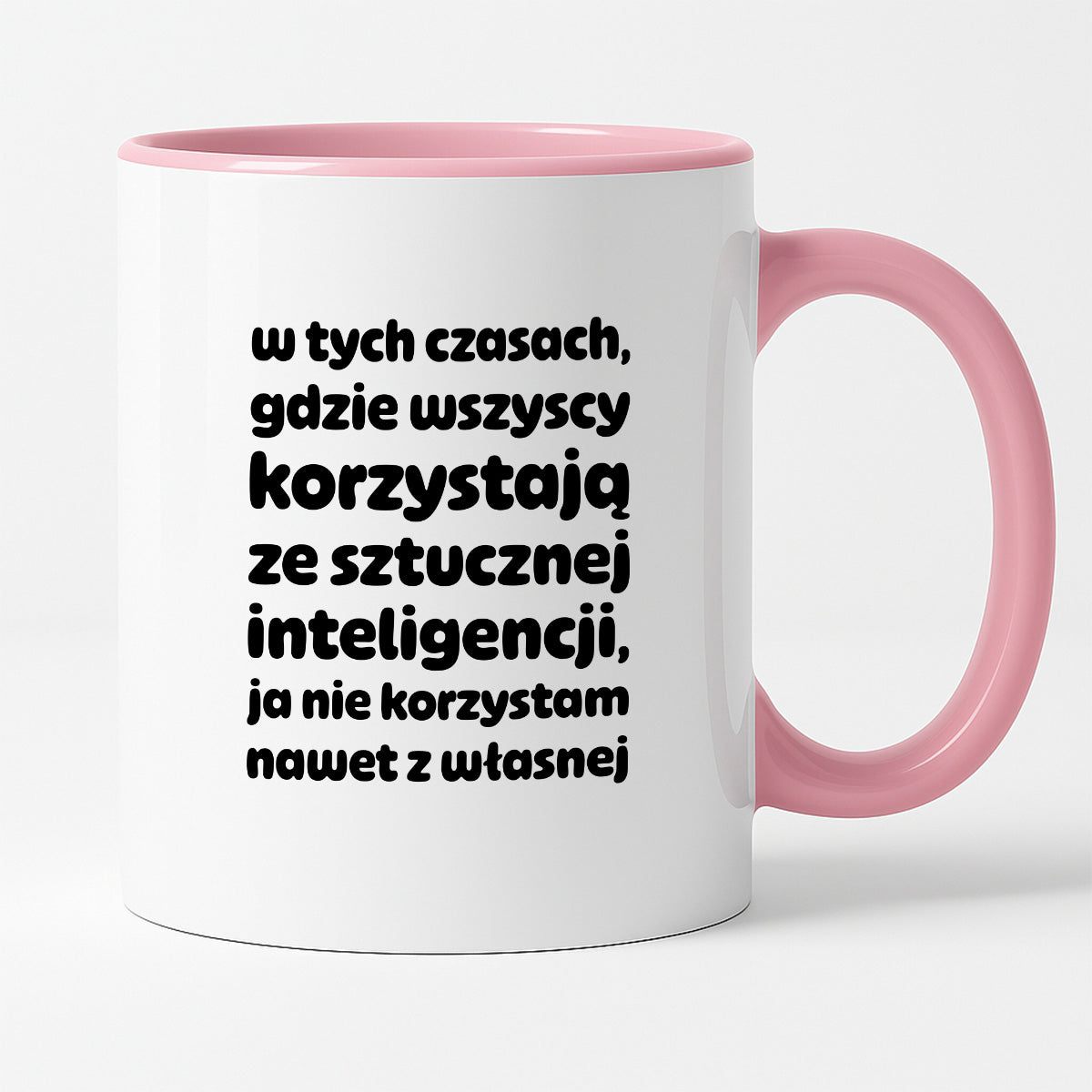 Kubek z nadrukiem "w tych czasach, gdzie wszyscy korzystają ze sztucznej inteligencji, ja nie korzystam nawet z własnej"