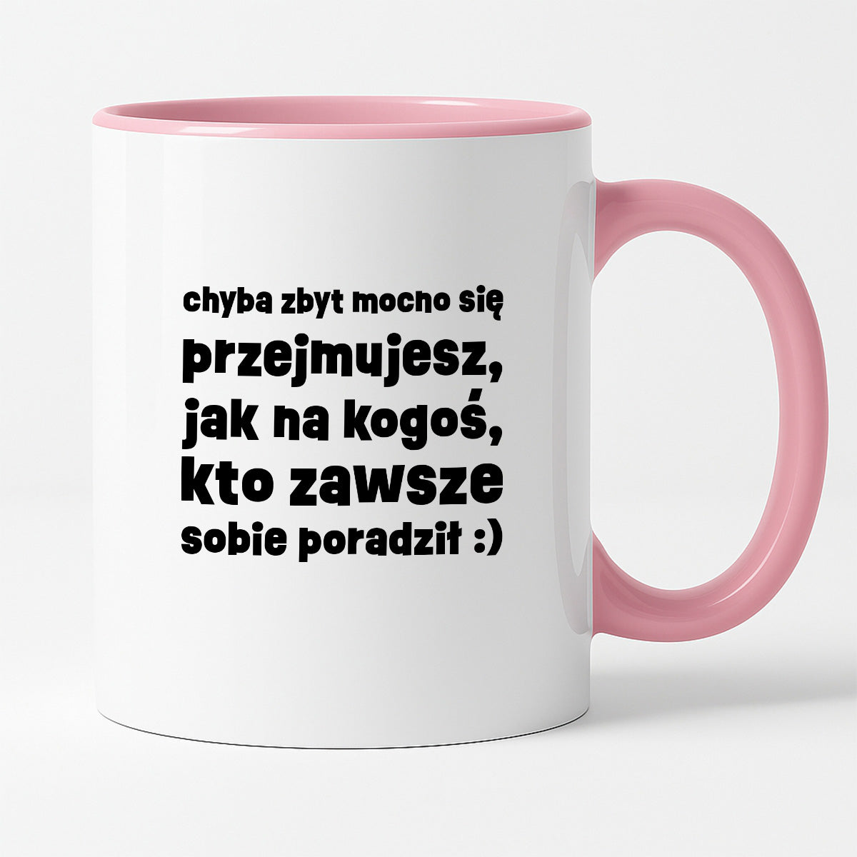Kubek z nadrukiem "chyba zbyt mocno się przejmujesz, jak na kogoś, kto zawsze sobie poradził :)"