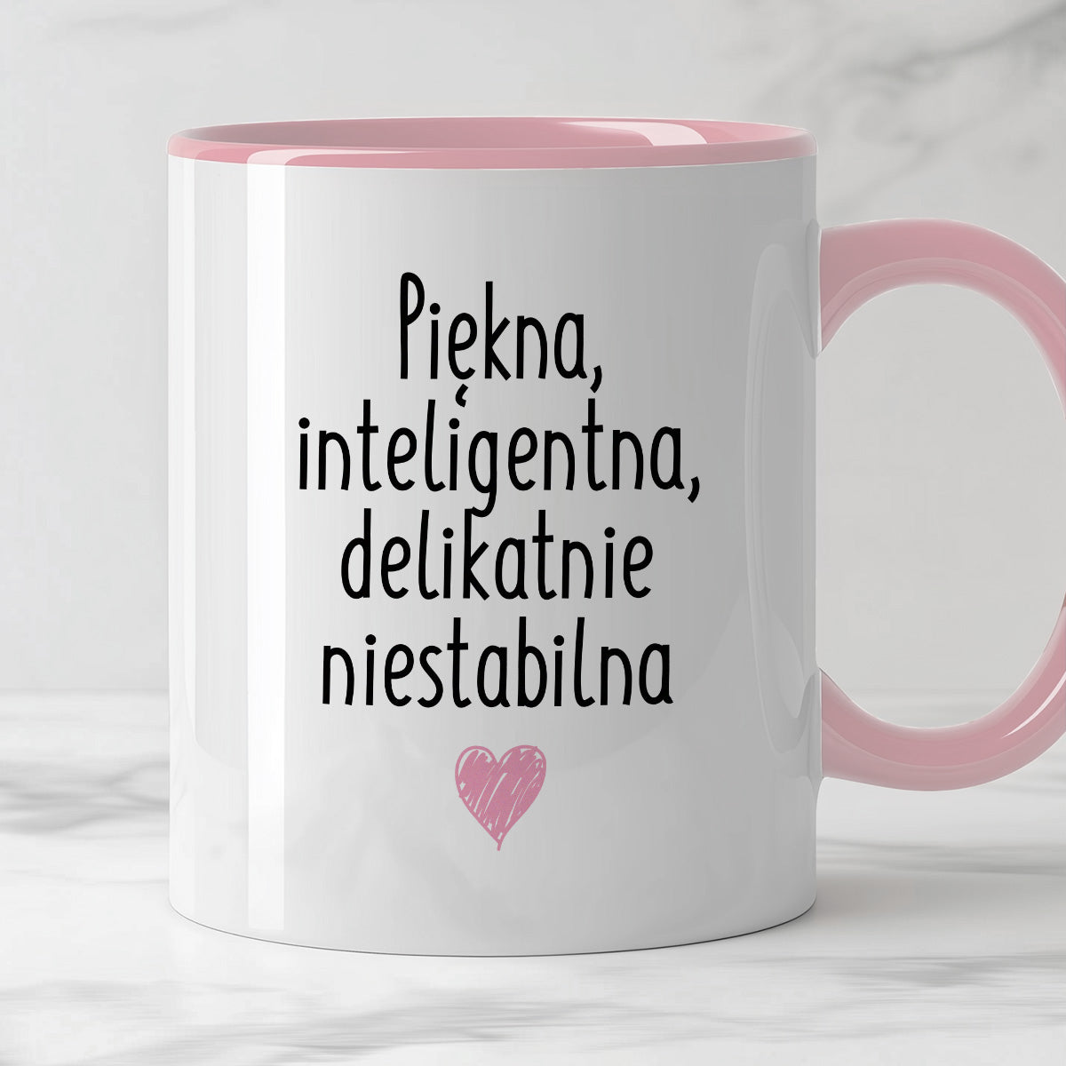 Kubek z nadrukiem "Piękna, inteligenta, delikatnie niestabilna"