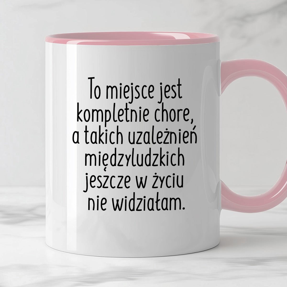 Kubek z nadrukiem "To miejsce jest kompletnie chore, a takich uzależnień międzyludzkich jeszcze w życiu nie widziałam"