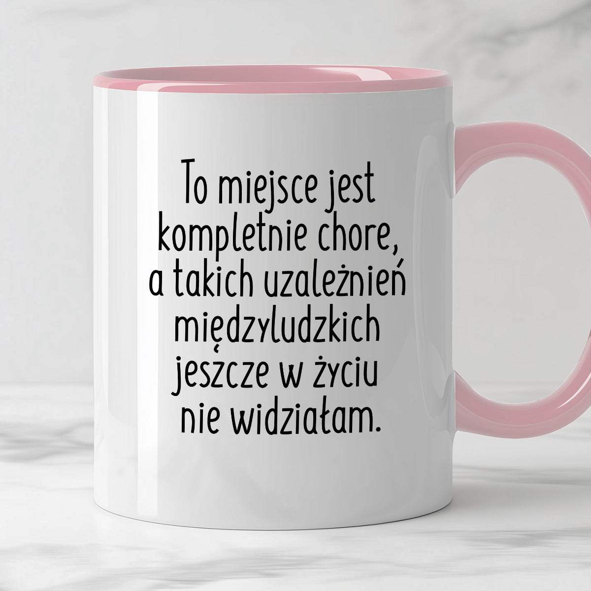 Kubek z nadrukiem "To miejsce jest kompletnie chore, a takich uzależni