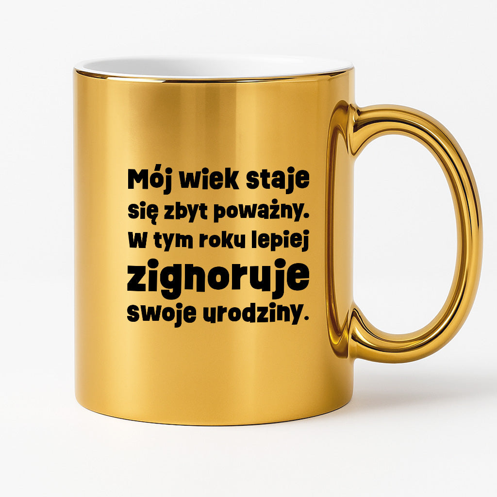Kubek z nadrukiem "mój wiek staje się zbyt poważny. W tym roku lepiej zignoruje swoje urodziny."