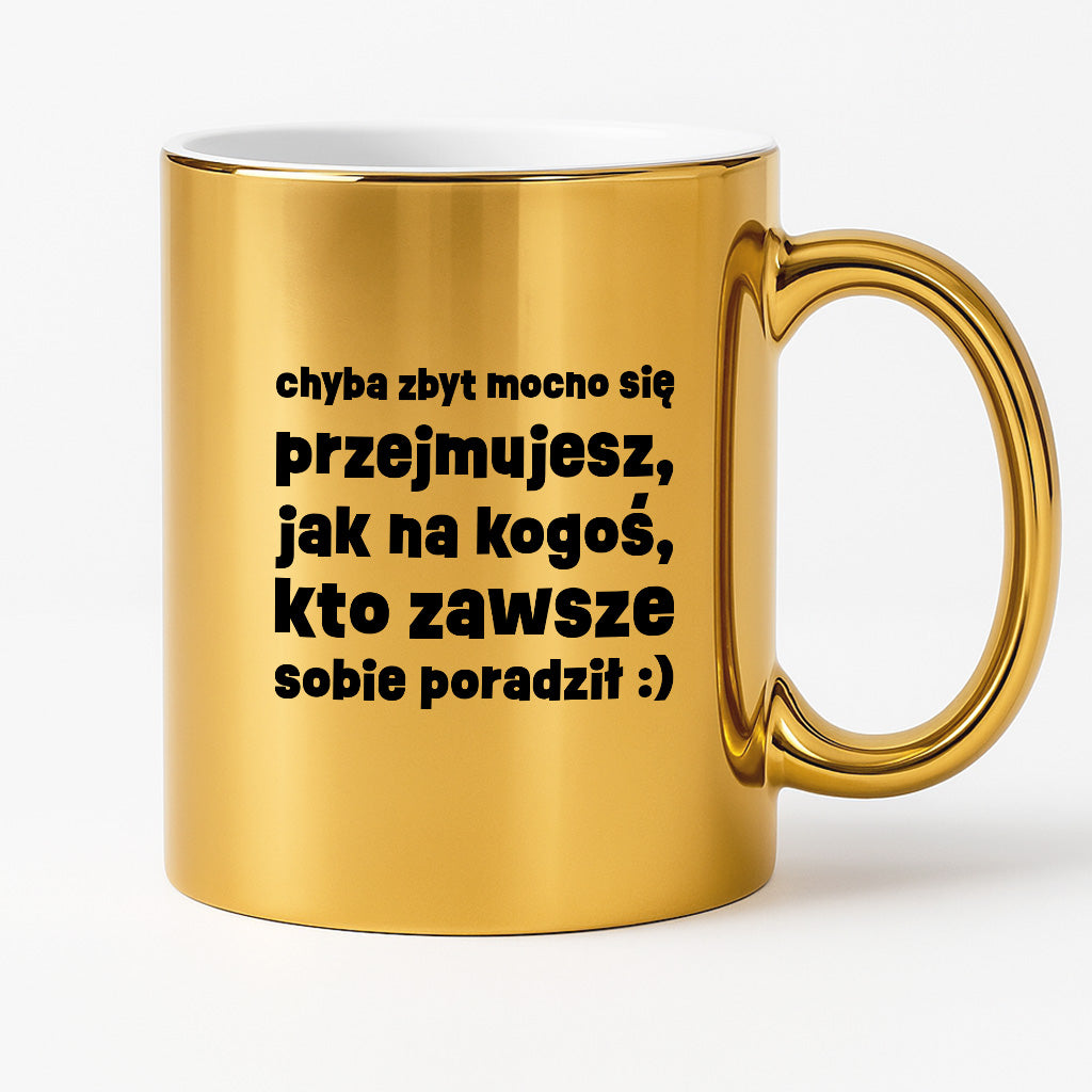 Kubek z nadrukiem "chyba zbyt mocno się przejmujesz, jak na kogoś, kto zawsze sobie poradził :)"