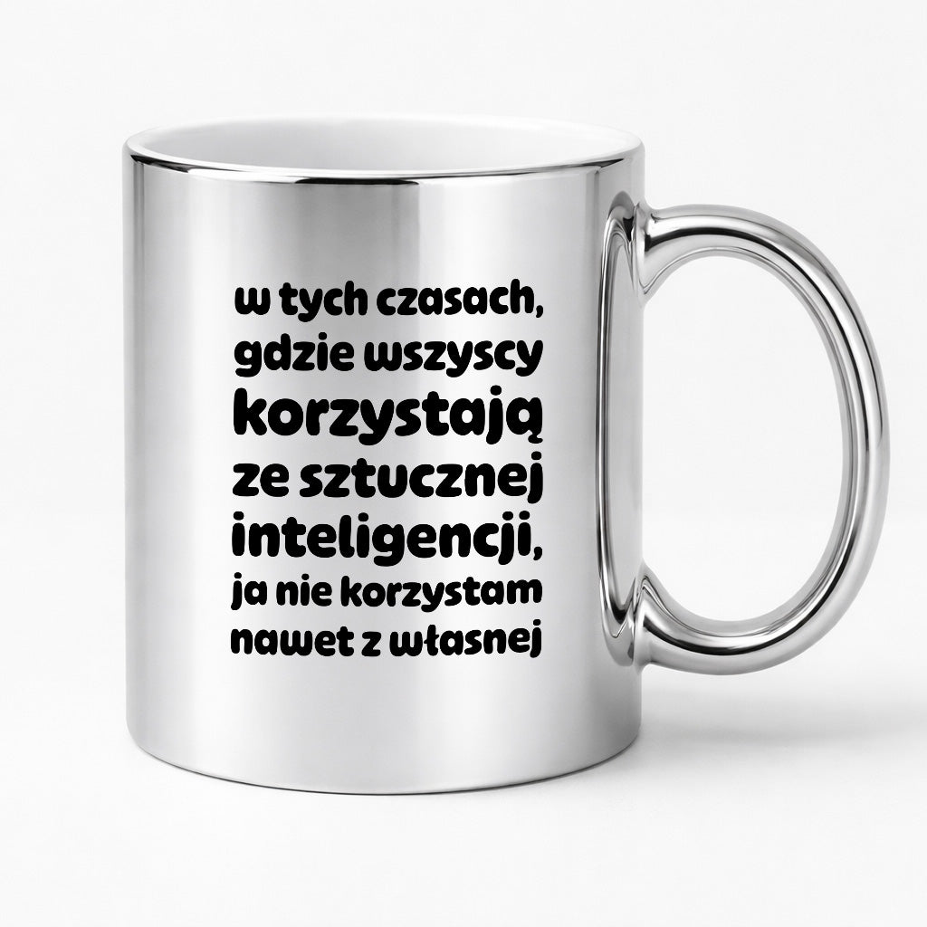 Kubek z nadrukiem "w tych czasach, gdzie wszyscy korzystają ze sztucznej inteligencji, ja nie korzystam nawet z własnej"