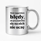 Kubek z nadrukiem - "Może i popełniam błędy, ale przynajmniej się na nich nie uczę"